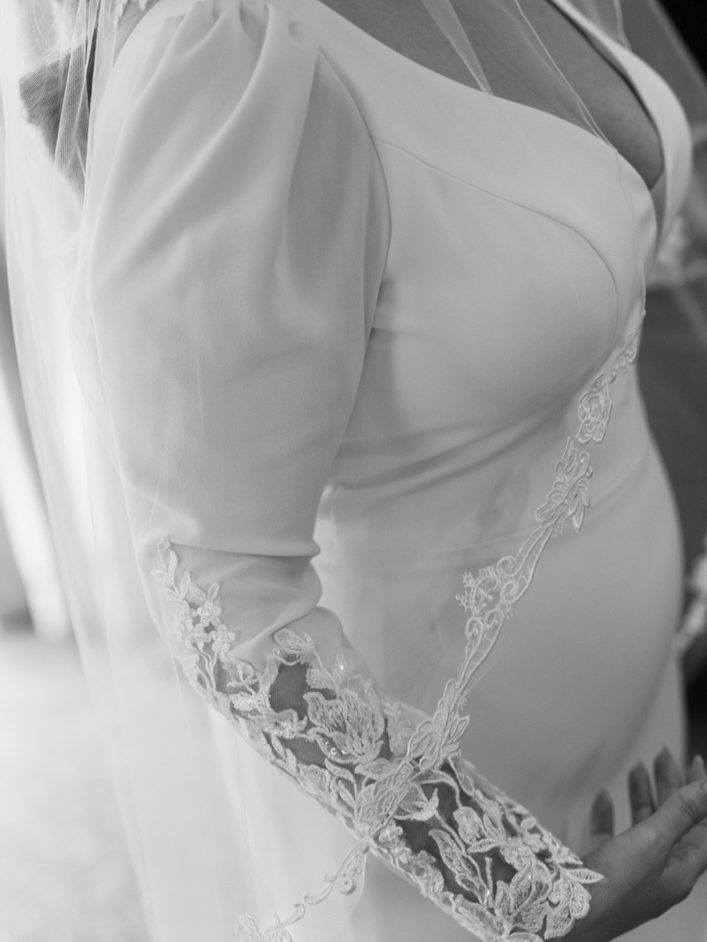 Fingertip Length - Bridal Veil with Scalloped Edge - White/Ivory